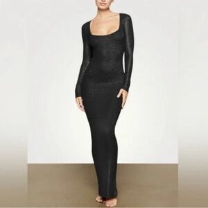 SKIMS Shimmer Foil Maxi Onyx